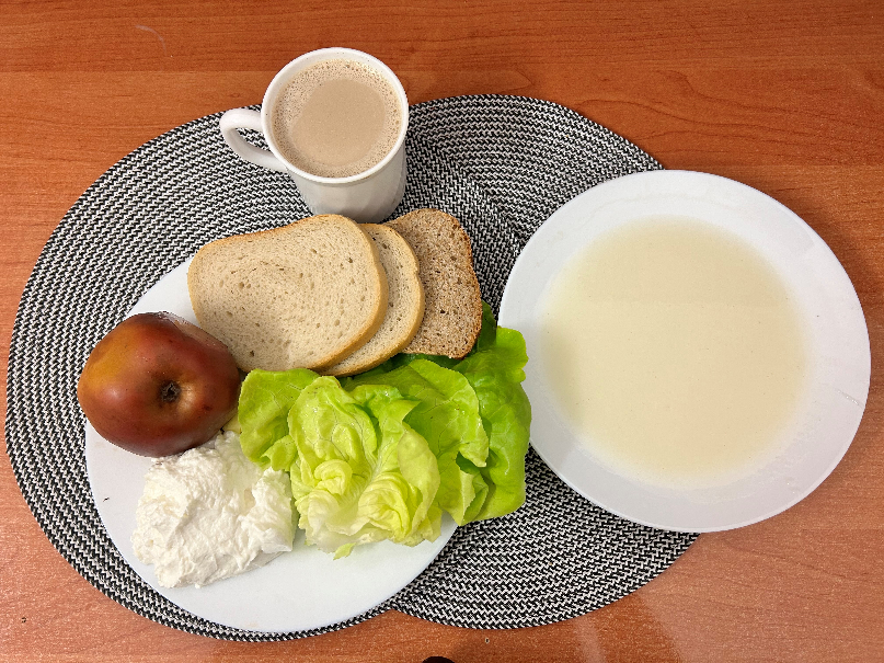 Na zdjęciu: Kasza manna na mleku, Chleb mieszany pszenno-żytni, Chleb Graham, Masło extra 82%, Serek homo. naturalny, Jabłko pieczone, Kawa zbożowa z mlekiem, Sałata zielona